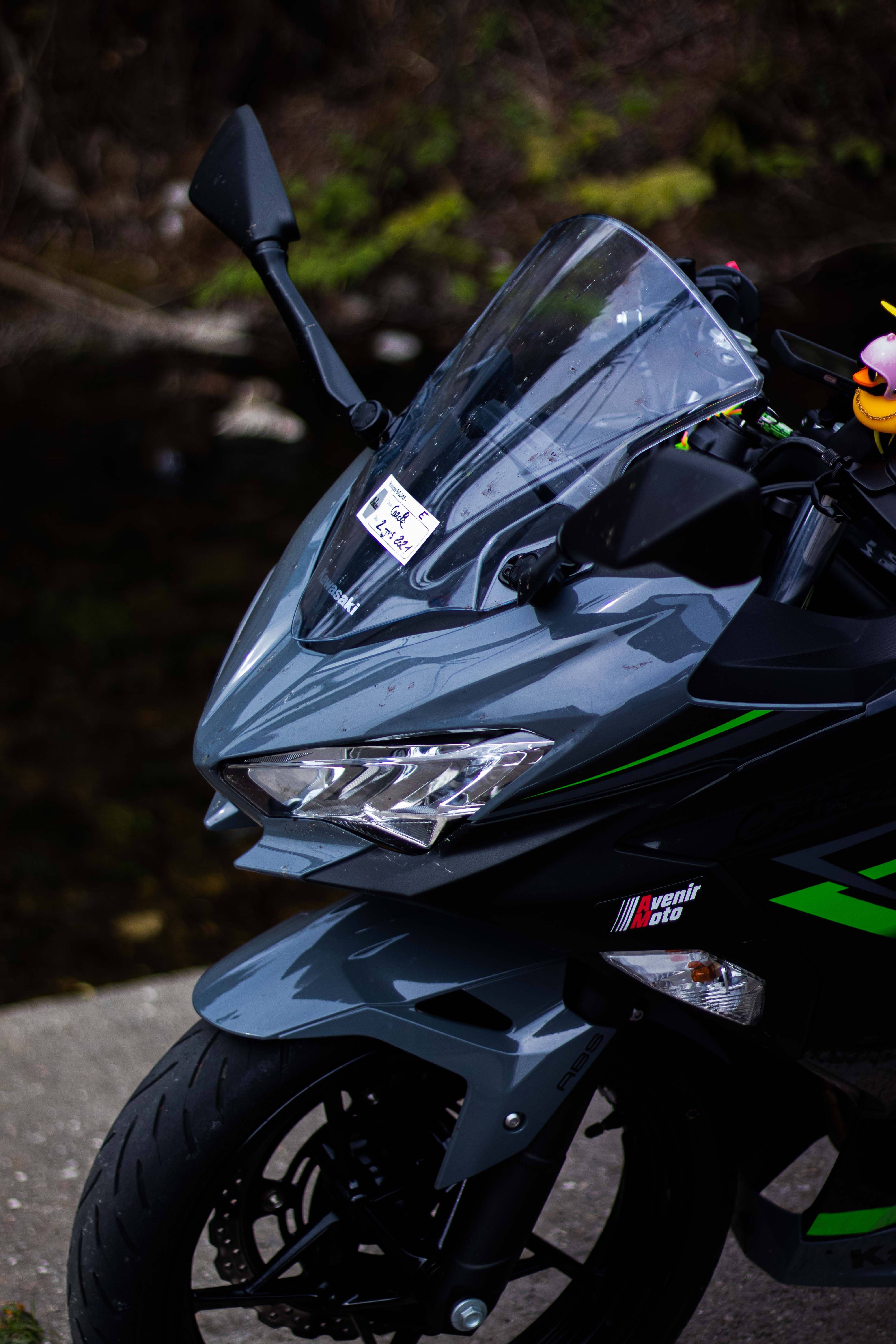 Photo d'une moto noir au format portrait